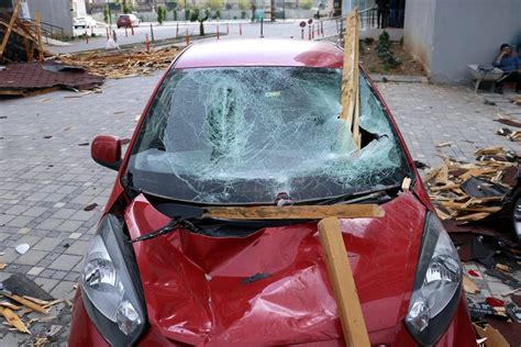 H­a­t­a­y­­d­a­ ­f­ı­r­t­ı­n­a­ ­n­e­d­e­n­i­y­l­e­ ­k­o­p­a­n­ ­ç­a­t­ı­ ­o­t­o­m­o­b­i­l­l­e­r­i­n­ ­ü­z­e­r­i­n­e­ ­d­ü­ş­t­ü­